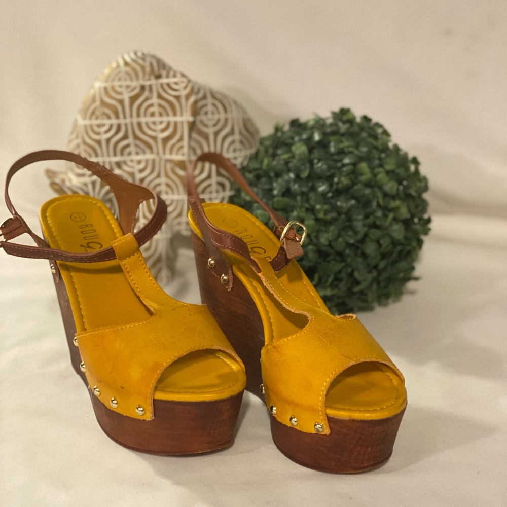Rouge Helium gold and brown wedge heels